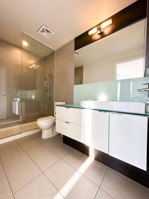 Elegant Suites - City Views, Lake View, Free Parking Торонто Экстерьер фото
