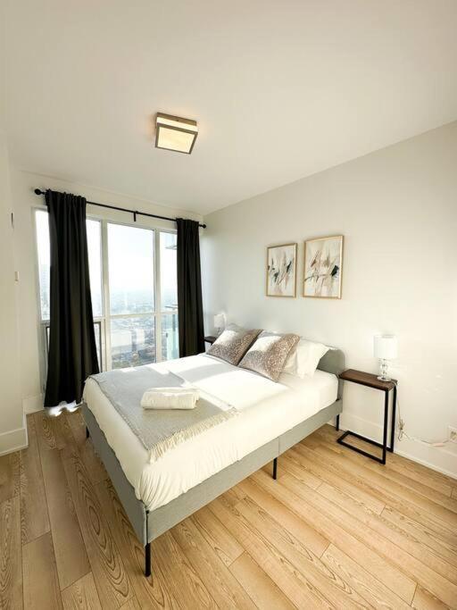 Elegant Suites - City Views, Lake View, Free Parking Торонто Экстерьер фото