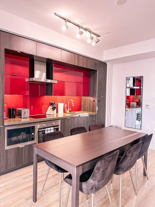 Elegant Suites - City Views, Lake View, Free Parking Торонто Экстерьер фото
